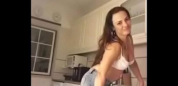  Brasileira Ana Paula striptease na cozinha